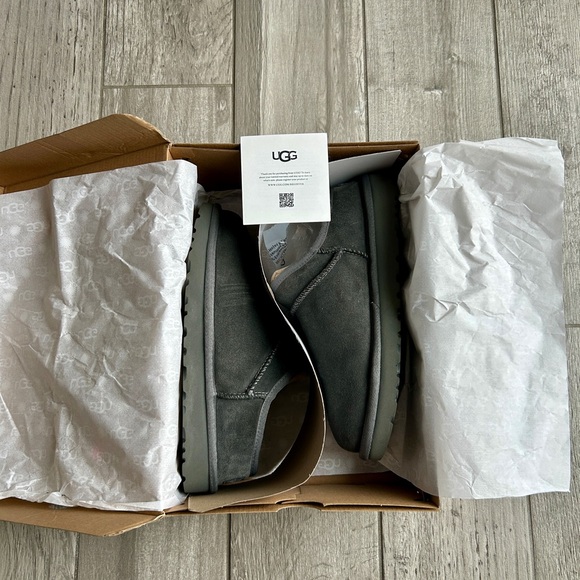 UGG Classic Slippers - Picture 9 of 10